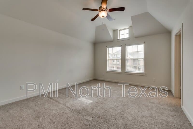 Little Elm House: 2709 Splendor Ln