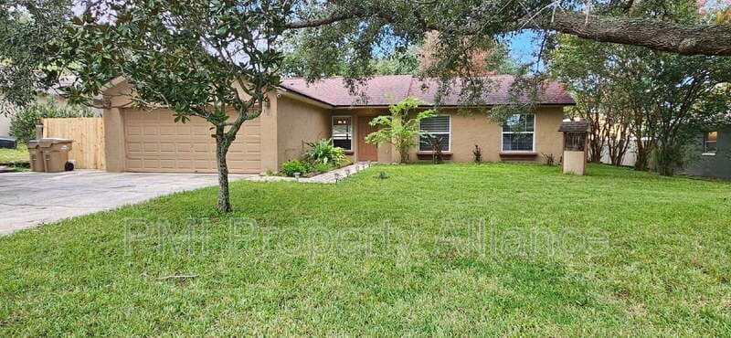 Clermont House: 11649 Crescent Pines Boulevard