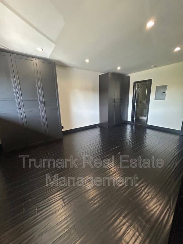 Studio City Condo: 12426 Moorpark St