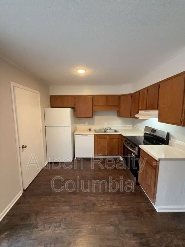 Cayce House: 16 Londonderry Sq