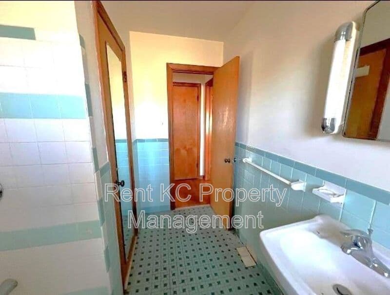 Kansas City House: 800 E 75th Terrace
