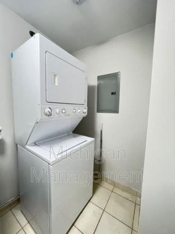 Birmingham Condo: 2727 E Maple Rd
