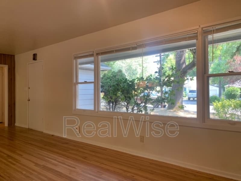 Grants Pass House: 1324 NW Washington Blvd
