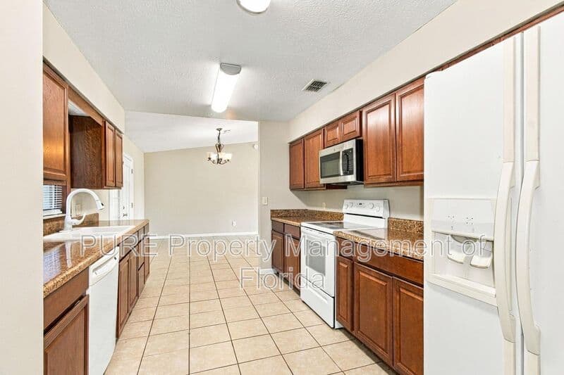 Summerfield House: 13606 SE 48th Court