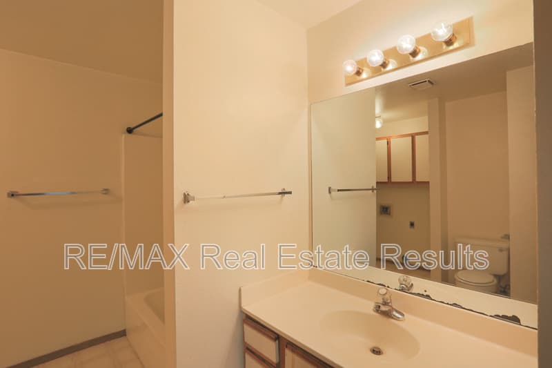 Rogers Condo: 2223 W Roselawn St
