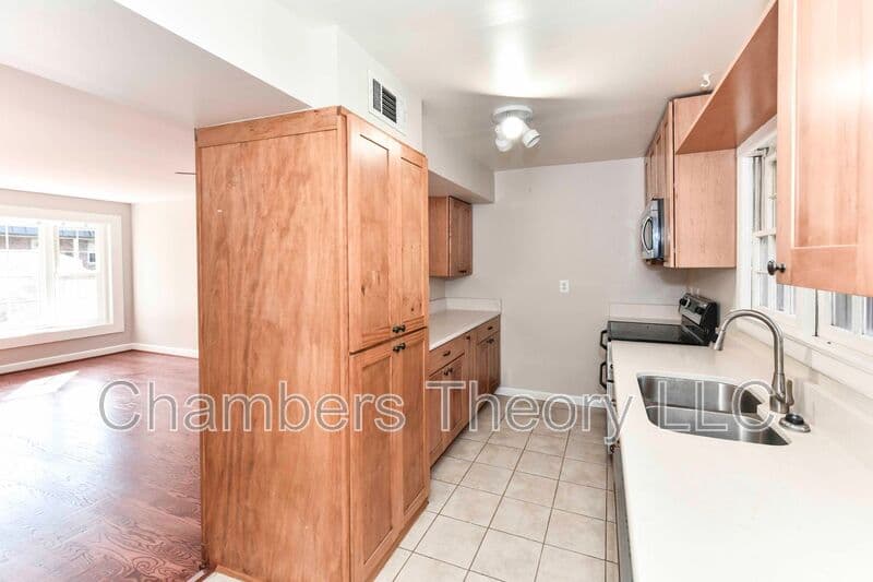 Falls Church Condo: 445 Hampton Ct