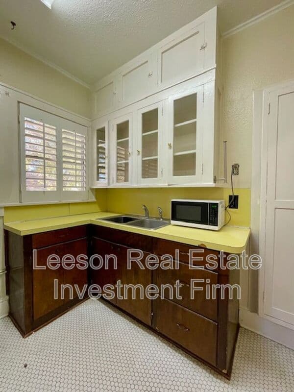 SHREVEPORT House: 458 Forest Ave.