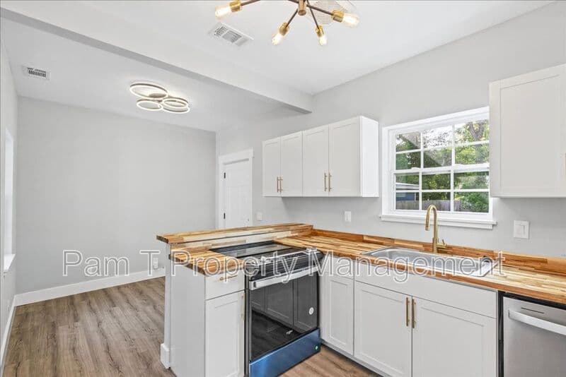 Savannah House: 3205 Burroughs St