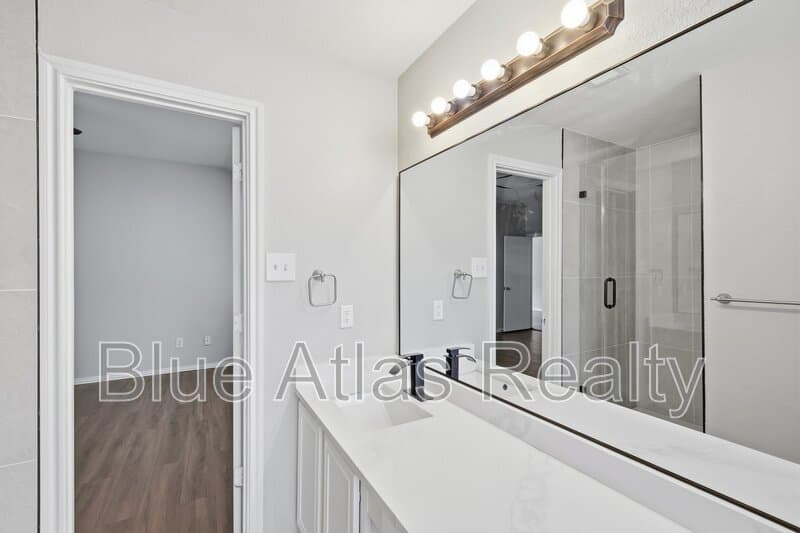 Little Elm House: 1012 Waterview Drive