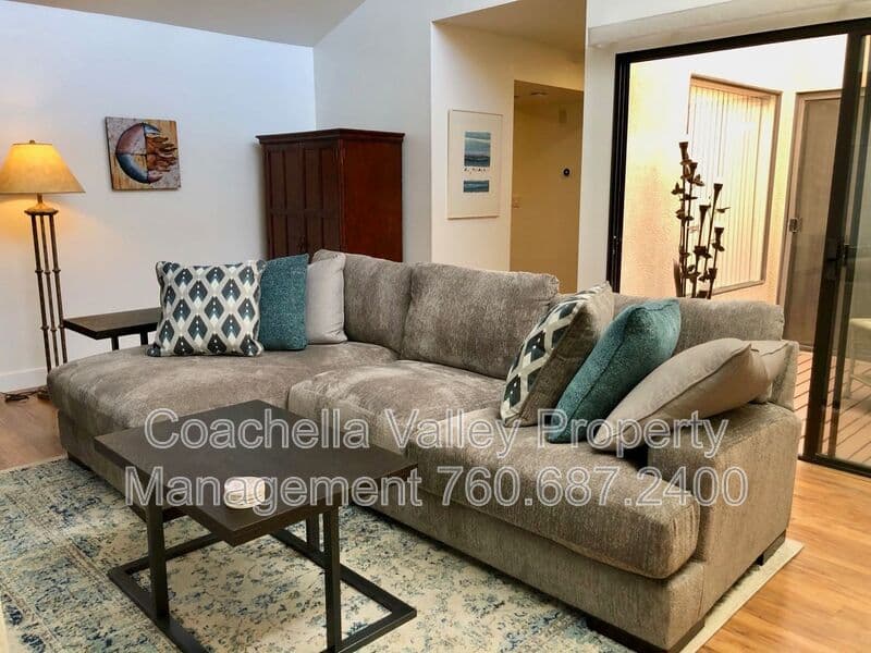 Palm Springs House: 999 Village Square South