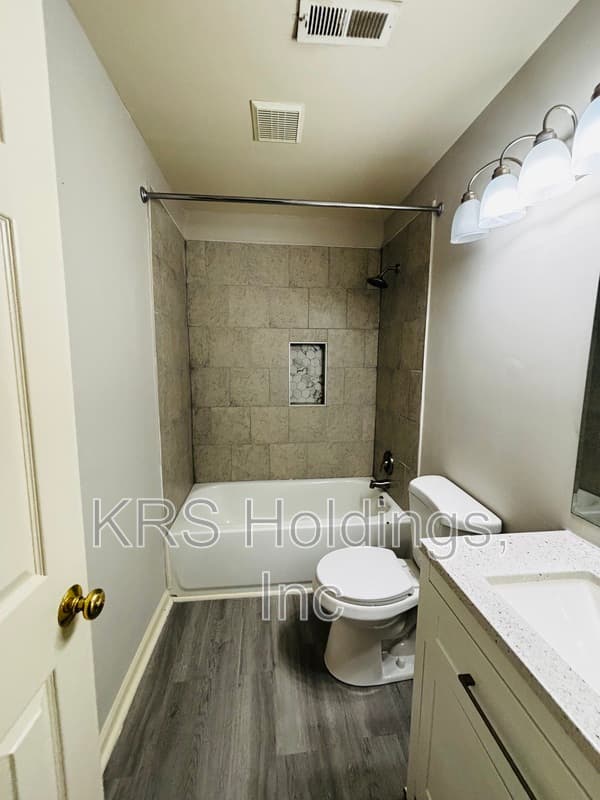 Chester House: 15012 Pine Vista Ln