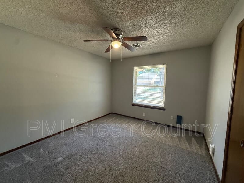 Broken Arrow House: 4708 S Maple Ave