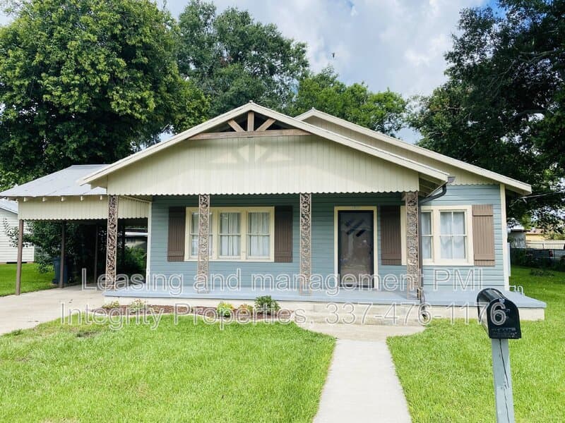 Broussard House: 306 S Lee Ave