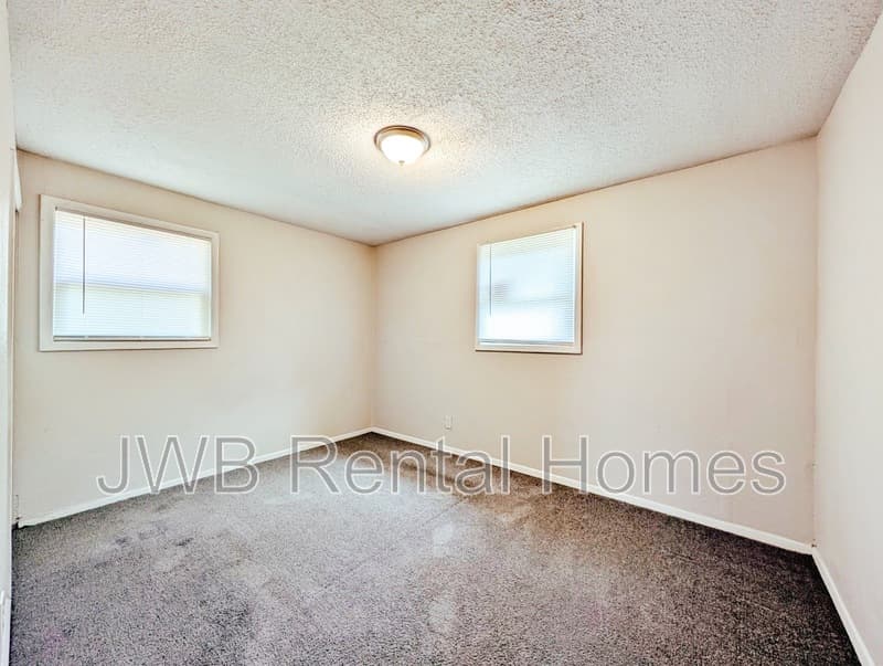 Jacksonville House: 6735 Miss Muffet Ln N
