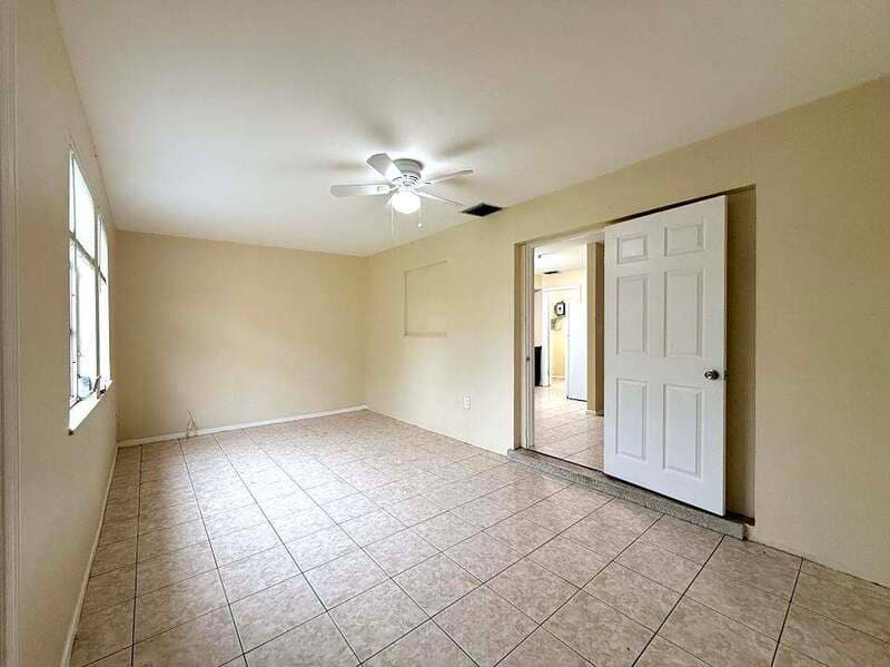 Fort Myers House: 2985 Saint Charles Street