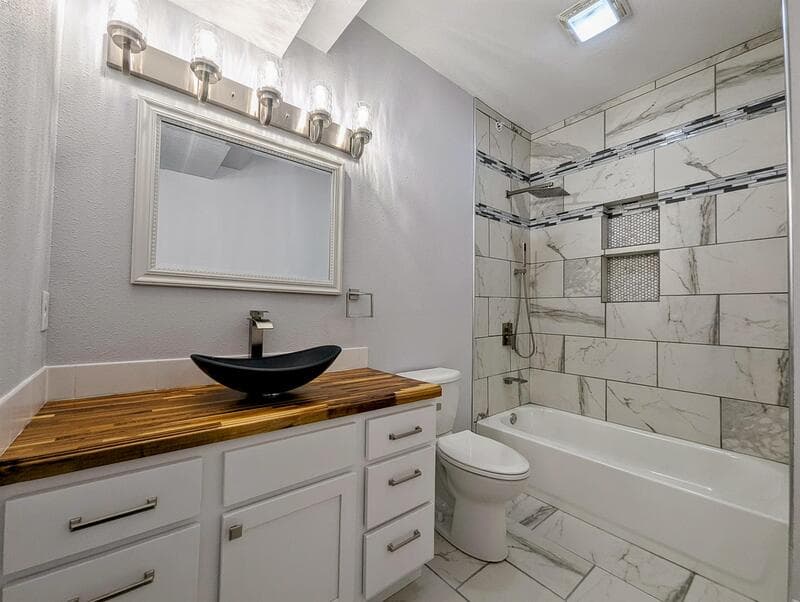 Pella Condo: 413 Jefferson Street - 23