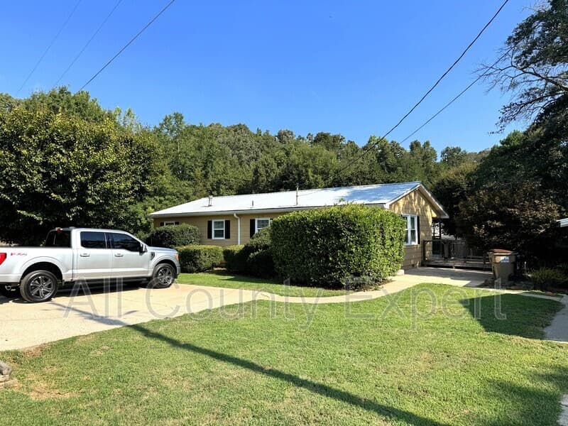 Gainesville House: 9215 Long Hollow Rd
