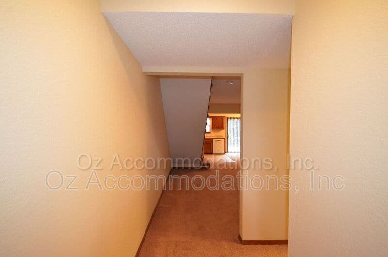 Lee's Summit Townhome: 313 NE Timbercreek Dr.