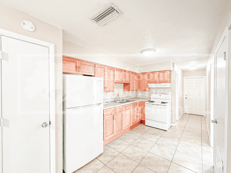 Lakeland House: 1101 Jewel Ave
