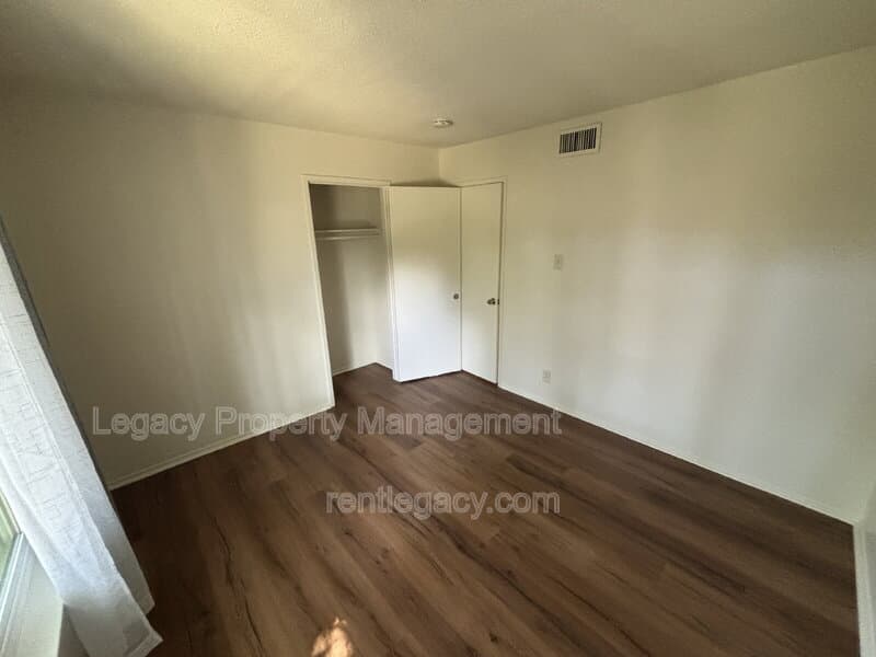 Sacramento House: 163 Fairgrounds Dr