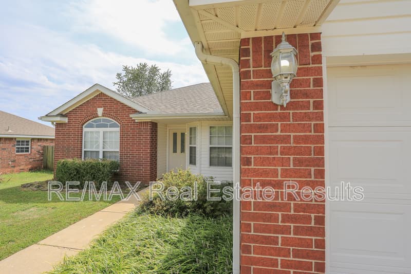 Centerton House: 1071 Evergreen St