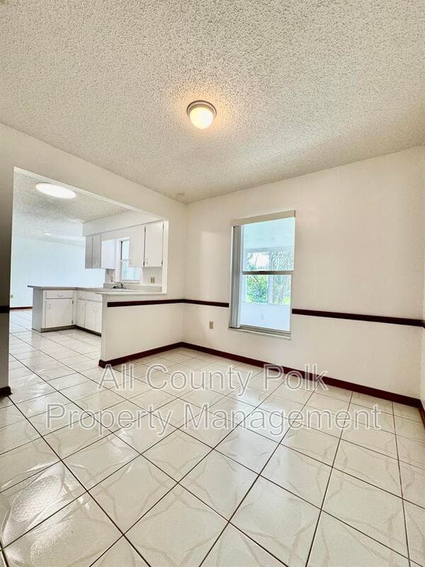 Lakeland House: 3919 Lehman Ct