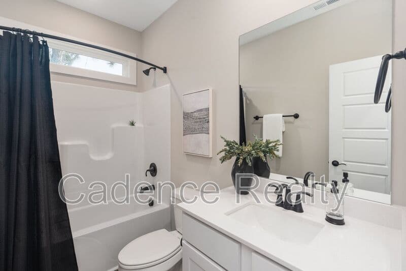 Wilmington House: 1747 Perimeter Loop