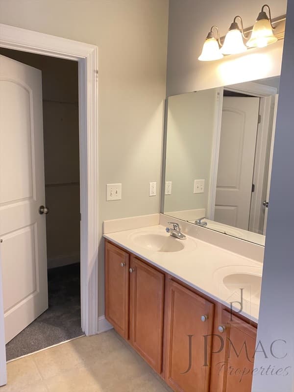 Greenville House: 364 Easterlin Way