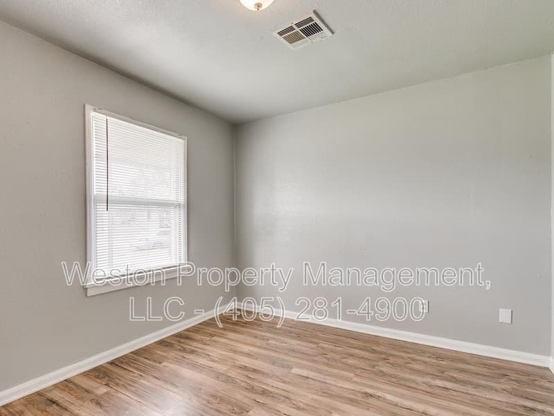 Midwest City House: 109 East Myrtle Drive