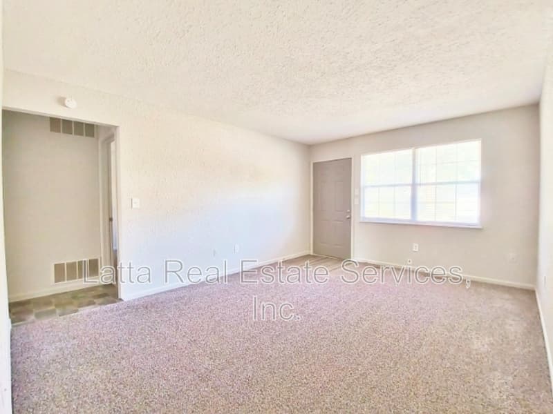Higginsville Condo: 401 W 30th St