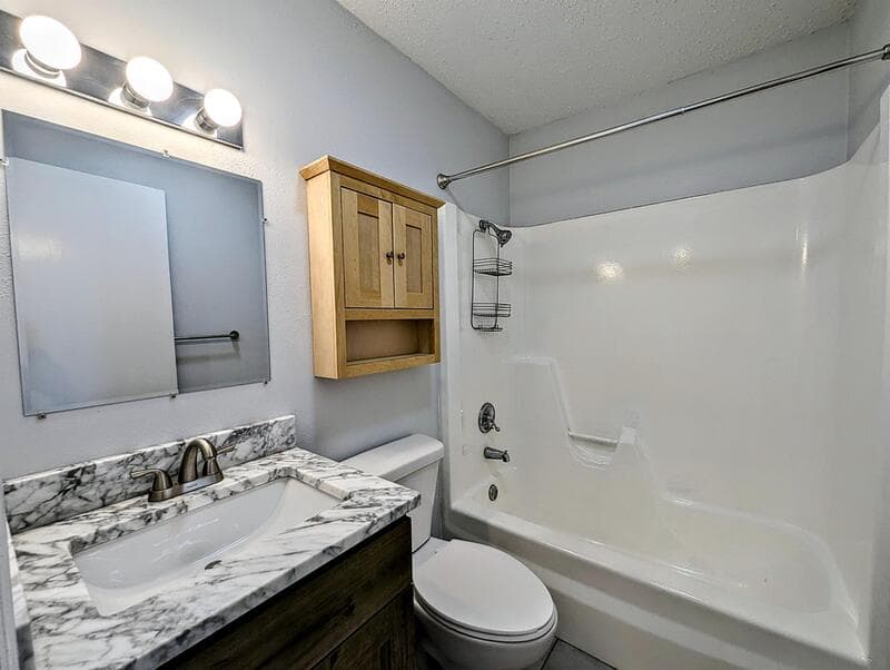 Pella Condo: 306 Central Drive - 3
