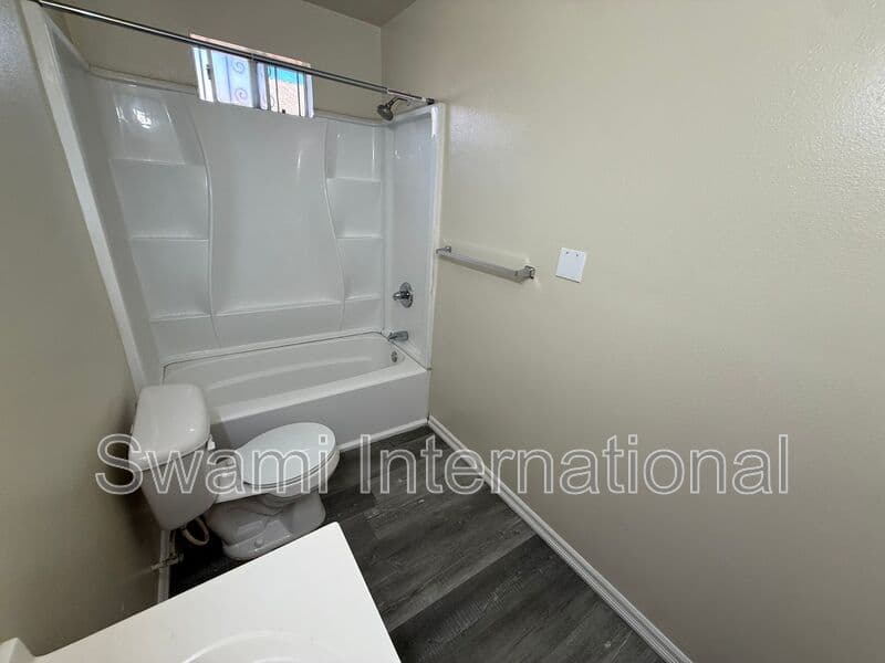 Los Angeles Condo: 1153 E. 61st St.