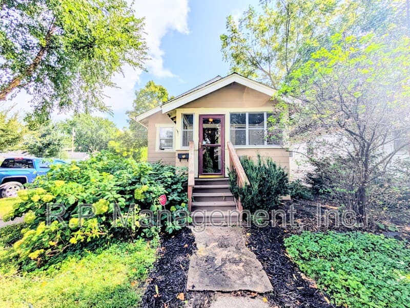 Minneapolis House: 880 19th Ave SE