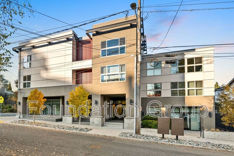 Seattle House: 2400 E Boston St