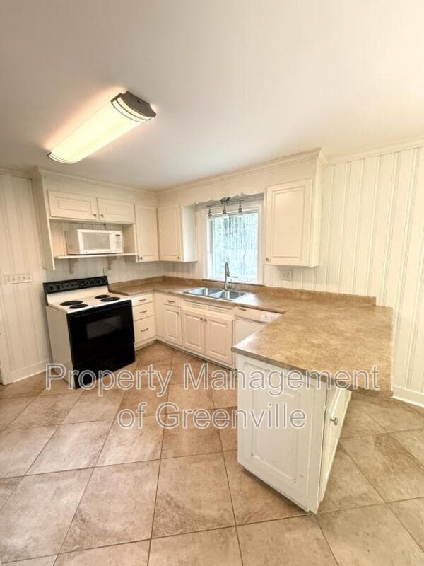 Taylors House: 205 W Lee Rd
