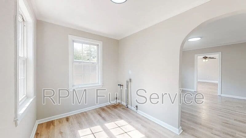 Gallatin House: 246A East Woodrow Street