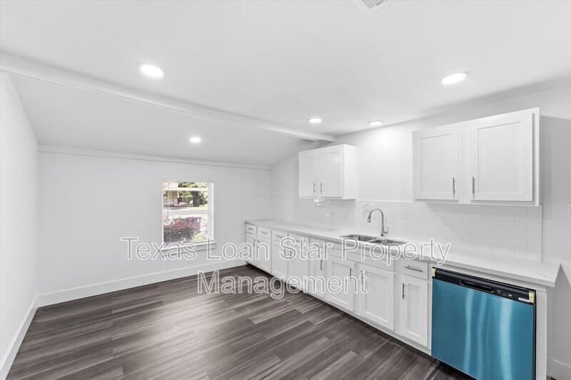 Houston House: 2281 Des Jardines St