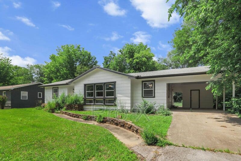 Fayetteville House: 2300 W Holly St