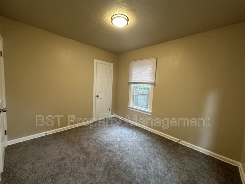 Salem House: 732 Bieber Avenue Northeast