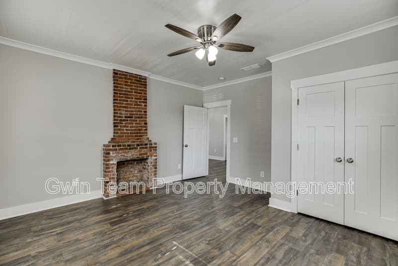 Buford House: 4615 S Lee Street
