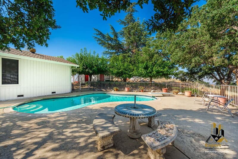 Newcastle House: 1811 Oak Terrace