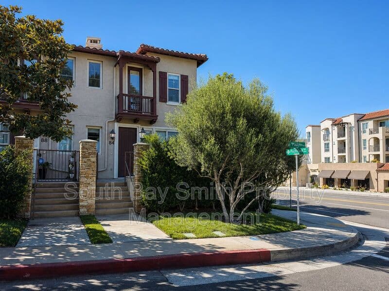Redondo Beach Townhome: 84 Palos Verdes Blvd