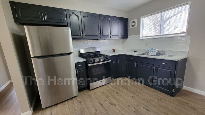 St Louis House: 227 Meadowcrest Dr