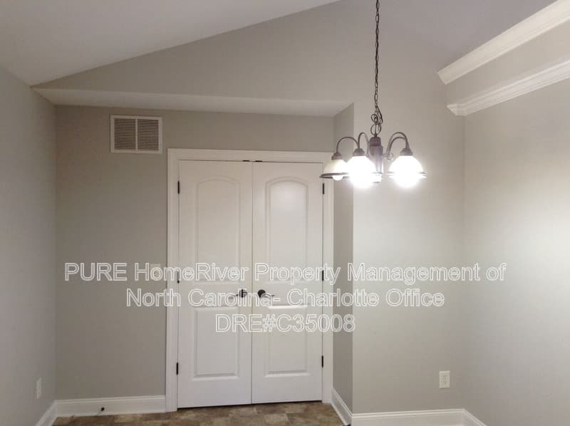 Winston Salem House: 3181 Ridgeback Dr
