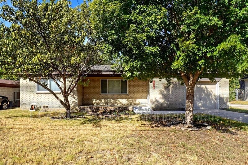 Benbrook House: 1004 Usher St