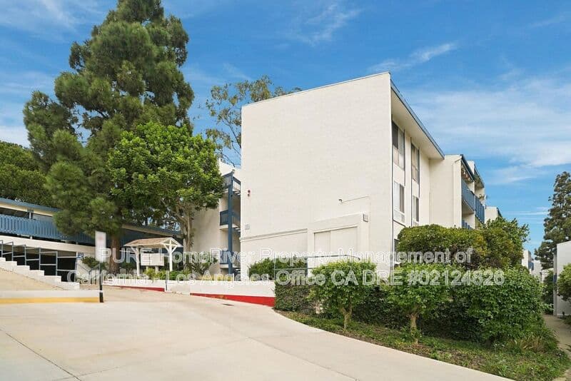 Redondo Beach House: 800 Camino Real