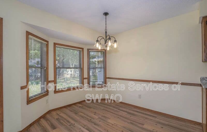 Springfield House: 1141 E Cambridge St
