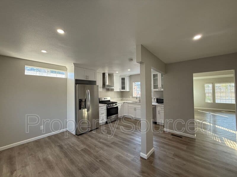 Manteca House: 807 W Yosemite