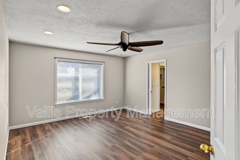Salem House: 4468 Countryside Ct NE