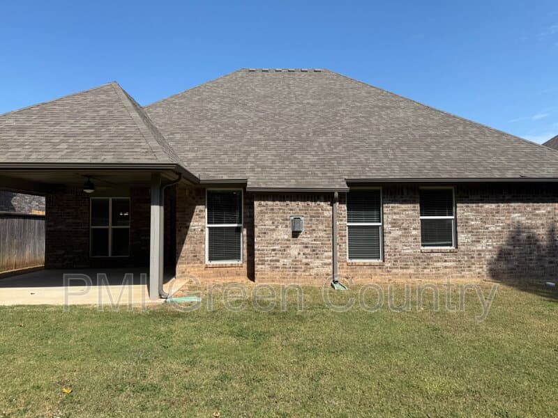 Broken Arrow House: 2611 W Baton Rouge Pl